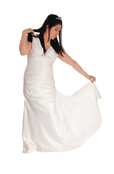 幸せな笑顔若い花嫁立って彼女の白いウェディングドレスA — ストック写真