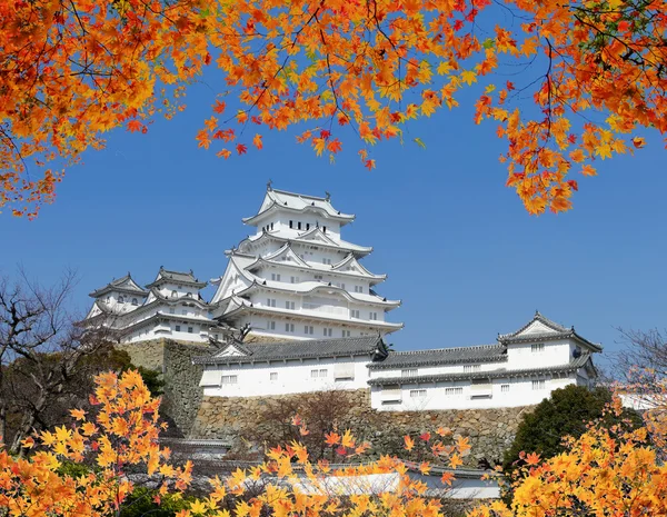 Maple seizoen Himeji, Japan dageraad in Himeji kasteel — Stockfoto