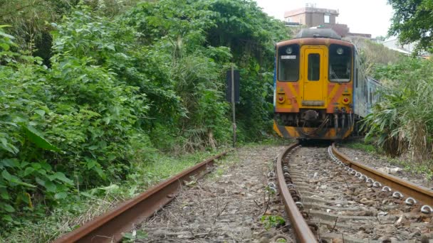 Baduji stazione ferroviaria in attesa del re-driving nel mese di dicembre, nuova città di taipei, Taiwan — Video Stock