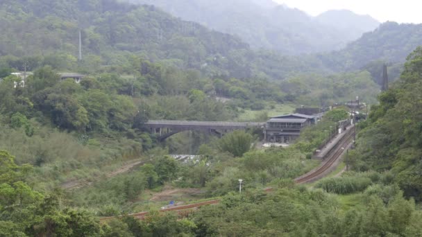 Het verstrijken van de tijd van de groene omgeving van het voorjaar, in het nieuwe treinstation voor Noord stad Wanggu die in de beginjaren van mijnregio's, is nu uitgegroeid tot toeristische attracties — Stockvideo