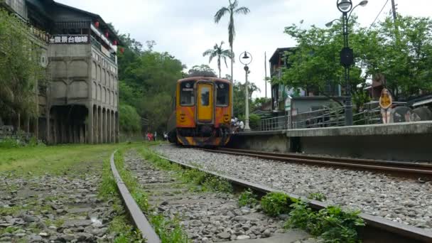 Pemandangan hijau musim semi, di kota baru Jing Tong, yang pada tahun-tahun awal daerah pertambangan, sekarang telah berkembang menjadi atraksi wisata — Stok Video