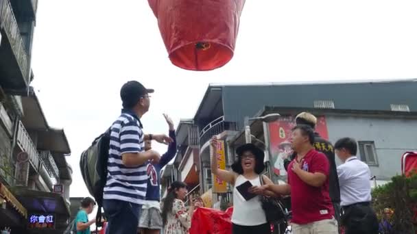 Scenario verde della primavera, nel nuovo North City Shifen, che è nei primi anni delle aree minerarie, si è ora sviluppato in attrazioni turistiche — Video Stock