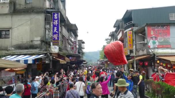 Scenario verde della primavera, nel nuovo North City Shifen, che è nei primi anni delle aree minerarie, si è ora sviluppato in attrazioni turistiche — Video Stock