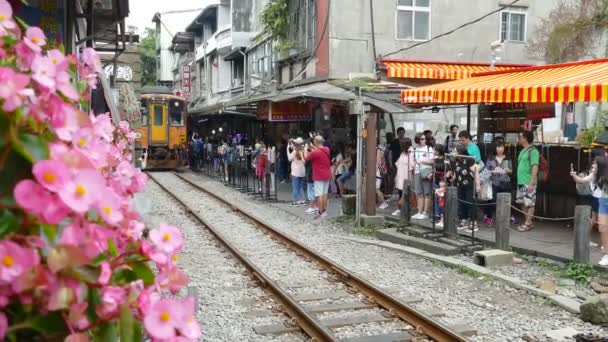 Pemandangan hijau musim semi, di Shifen baru North City, yang pada tahun-tahun awal daerah pertambangan, sekarang telah berkembang menjadi atraksi wisata — Stok Video