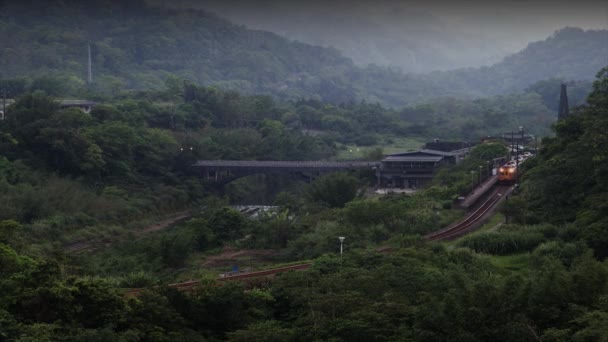 Lapso de tempo do antigo trem dirigindo na estrada de campo basta deixar o trem de estatina — Vídeo de Stock