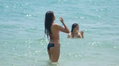 Yaz, mavi gün, Kaptan'ın sepeti, deniz suyu, oynarken bu yaz öpüyor