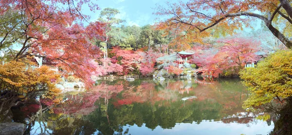 Turistické cesty do podzimu daigoji Temple, Kjóto, Japonsko — Stock fotografie