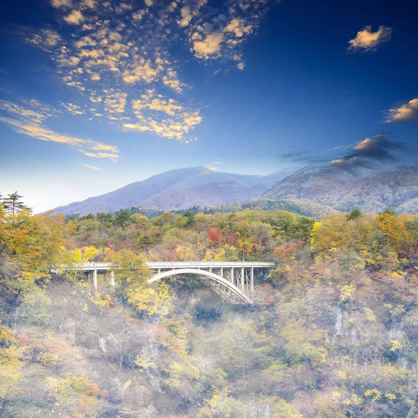 Couleurs d'automne de Naruko Gorge au Japon et beau bleu et nuage b — Photo