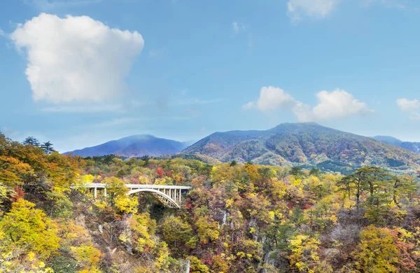 Couleurs d'automne de Naruko Gorge au Japon et beau bleu et nuage b — Photo