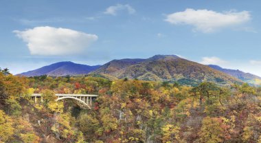 Japonya ve güzel mavi ve bulut b değil Gorge sonbahar renkleri