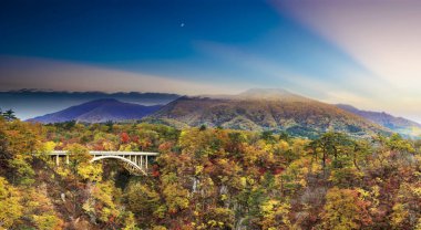 Japonya ve güzel mavi ve bulut b değil Gorge sonbahar renkleri