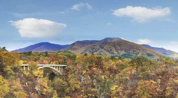 Couleurs d'automne de Naruko Gorge au Japon et beau bleu et nuage b — Photo