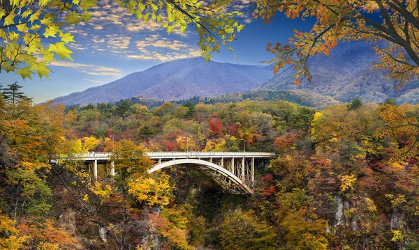 Colores otoñales de Naruko Gorge en Japón y agradable azul y nube b — Foto de Stock