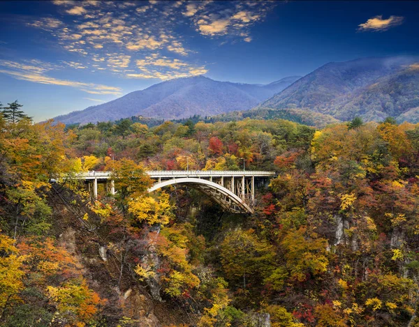 Japonya ve güzel mavi ve bulut b değil Gorge sonbahar renkleri