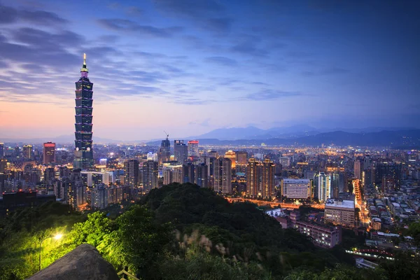 Hermosa vista nocturna del horizonte taipei por la noche, Taipei, Taiwán —  Fotos de Stock