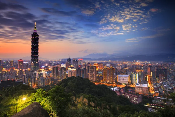 Szép éjszakai kilátás taipei skyline éjjel, Taipei, Tajvan — Stock Fotó