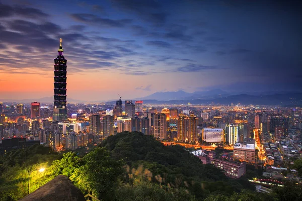 夜、台北、台湾の台北のスカイラインの美しい夜景 — ストック写真