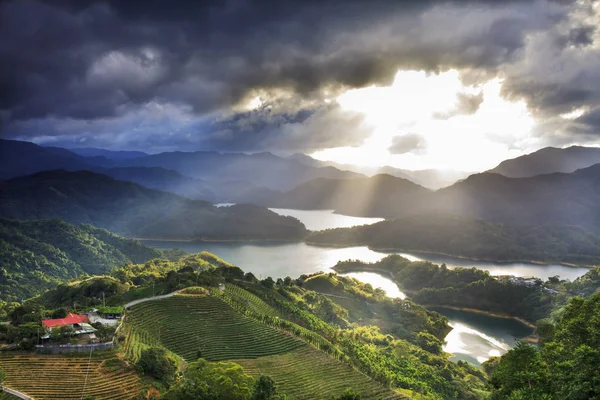 Immaginando il bellissimo paesaggio del cielo e la vista del suolo — Foto Stock