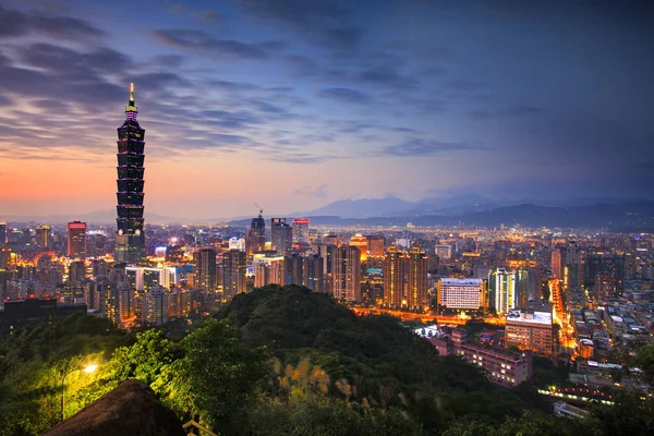 夜、台北、台湾の台北のスカイラインの美しい夜景 — ストック写真