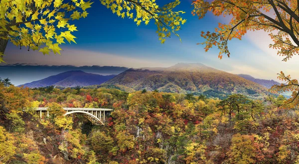 Couleurs d'automne de Naruko Gorge au Japon et beau bleu et nuage b — Photo