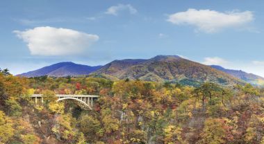 Japonya ve güzel mavi ve bulut b değil Gorge sonbahar renkleri