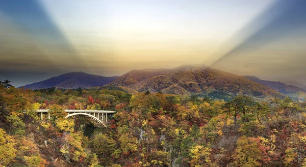 Colori autunnali di Naruko Gorge in Giappone e bel blu e nuvola b — Foto Stock