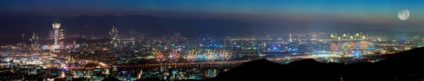 Taipei, Taiwán vista nocturna completa con agradable fuegos artificiales —  Fotos de Stock