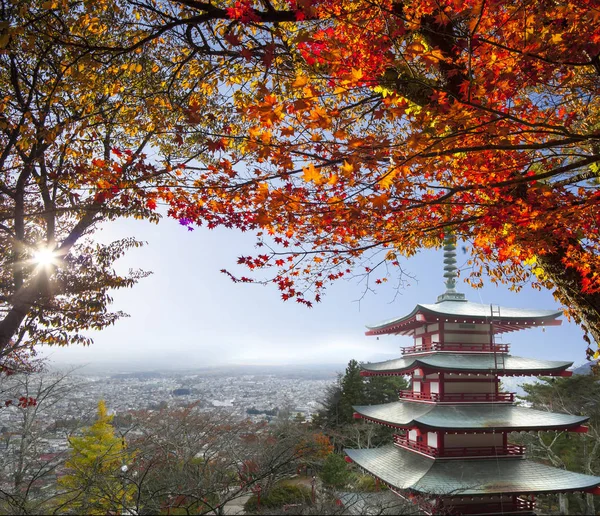 Изображение горы. Осень Фудзи с красными листьями карточек, Япония — стоковое фото