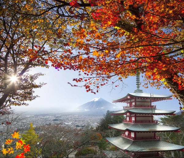 Изображение горы. Осень Фудзи с красными листьями карточек, Япония — стоковое фото