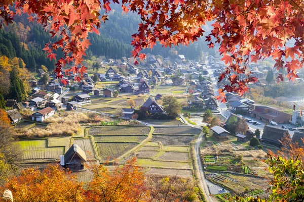 Vallen seizoen van historische dorpen van Shirakawa-go en Gokayama, J — Stockfoto