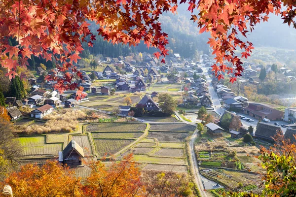 Vallen seizoen van historische dorpen van Shirakawa-go en Gokayama, J — Stockfoto