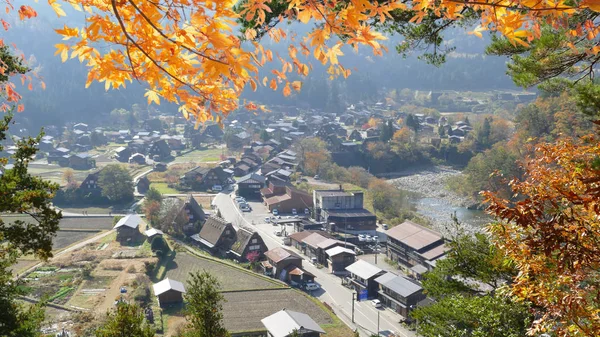 秋天的白川乡和五崮山、 J 历史村庄 — 图库照片