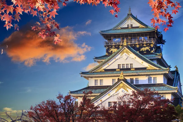 美丽的大阪城堡在大阪与好的背景下，日本 — 图库照片