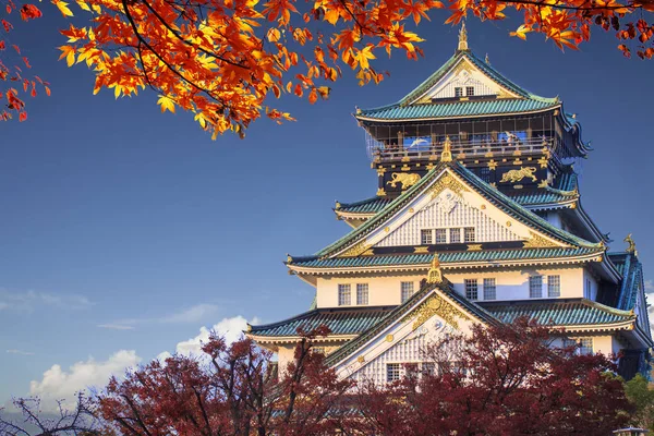 ปราสาทโอซาก้าที่สวยงามในโอซาก้าที่มีภูมิหลังที่ดีญี่ปุ่น — ภาพถ่ายสต็อก