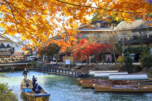 Güzel Sonbahar sezonu akçaağaç ve Nehri, Arashiyama, Japonya — Stok fotoğraf