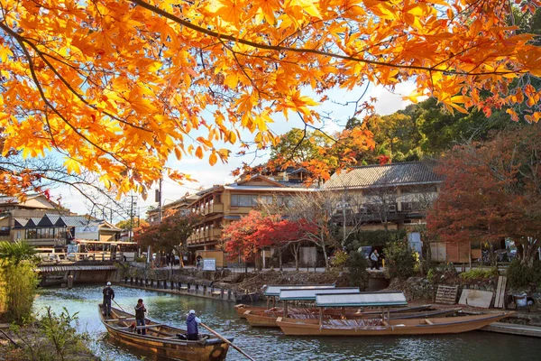 Mooie herfst van esdoorn en rivier, Shee, Japan — Stockfoto