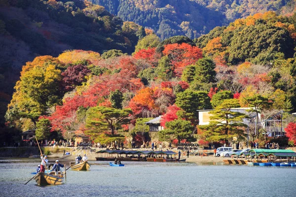 단풍나무와 강, 아라시 야 마, 일본의 아름 다운가 시즌 — 스톡 사진