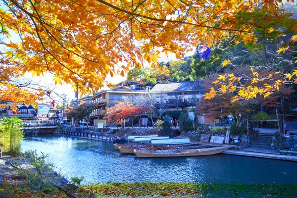 Krásný podzim javor a řeka, Arashiyama, Japonsko — Stock fotografie