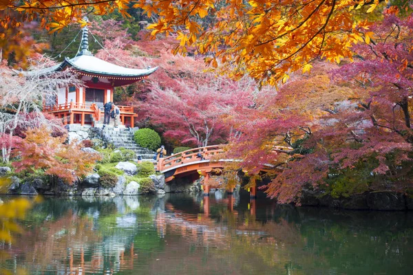 Pohled na Daigo-Ji temple s barevnými javorů na podzim, Kyo — Stock fotografie