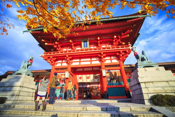 京都，日本伏见 Inari 神社在秋天的季节 — 图库照片