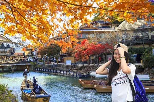 Hermosa temporada de otoño de arce y río, Arashiyama, Japón —  Fotos de Stock