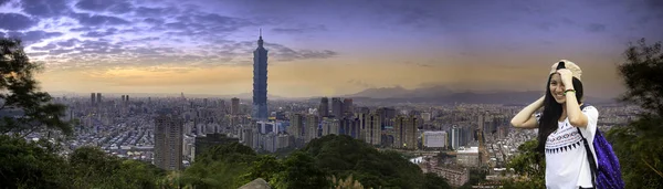 到了晚上，台北，台湾台北市天际线的美丽夜景 — 图库照片