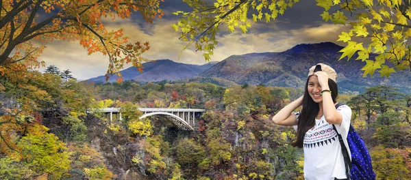 在日本和漂亮的蓝色和云 b 鸣子峡的秋天的颜色 — 图库照片
