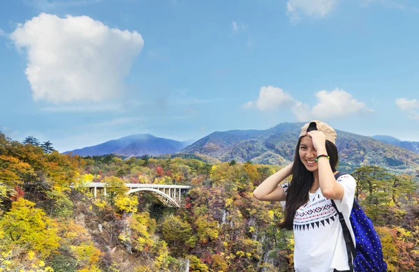 Herfst kleuren van Narugo Gorge in Japan en mooi blauw en cloud b — Stockfoto
