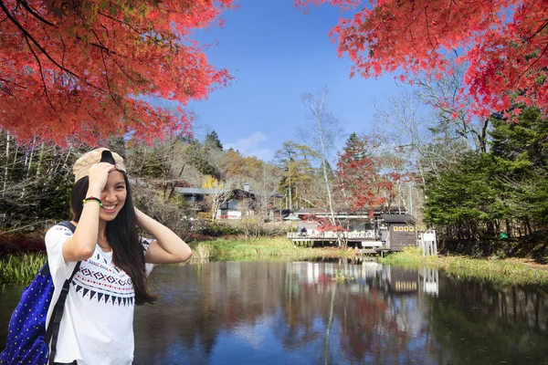 Abbildung der Herbstfärbung von Teich, Karuizawa, Nagano, Japan — Stockfoto