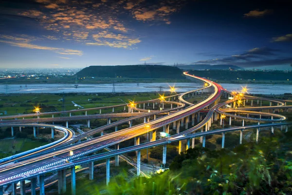 美丽的夕阳城市道路用很好的背景颜色 — 图库照片