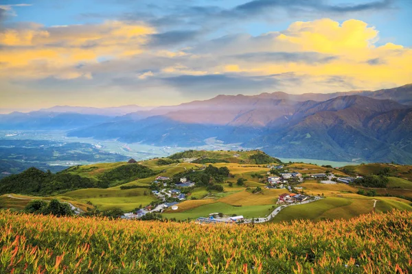 Orange Taglilie Blume an sechzig Steinberg, fuli, hualien, ta — Stockfoto