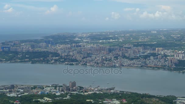 Nova Cidade de Taipei Guanyinshan difícil hanling com vista para o rio de água doce, Taiwan — Vídeo de Stock
