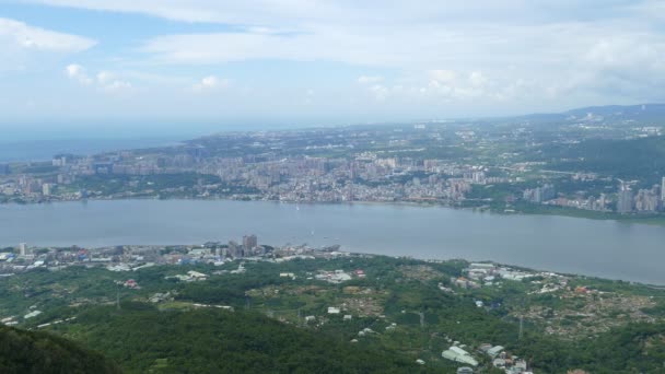 Нові Guanyinshan місті Тайбей жорсткий hanling з видом на річку прісної води, Тайвань — стокове відео