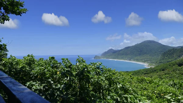 Hermoso paisaje de playa de mar de montaña, Taiwán —  Fotos de Stock